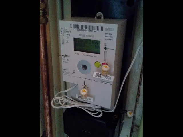 Okosmérő (smart meter) telepítve, hitelesítő plombákkal